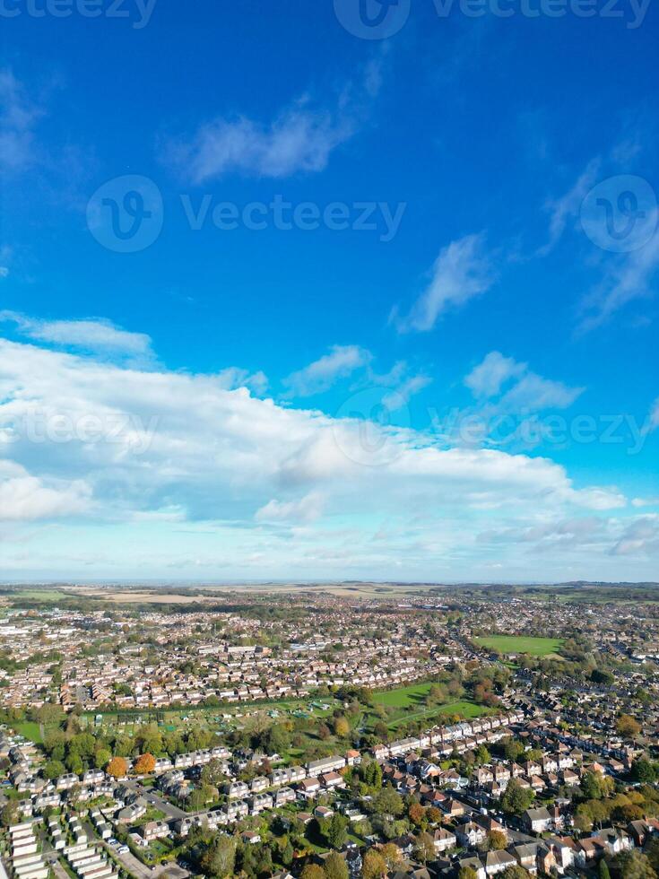 hoch Winkel Aussicht von Norden Luton Stadt von England Vereinigtes Königreich während kalt und hell Tag von Winter. November 7., 2023 foto