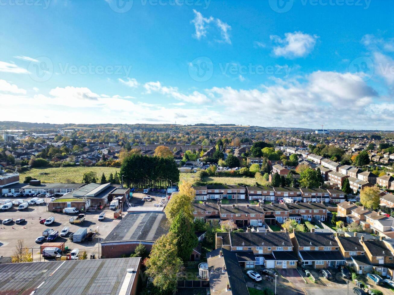 hoch Winkel Aussicht von Norden Luton Stadt von England Vereinigtes Königreich während kalt und hell Tag von Winter. November 7., 2023 foto