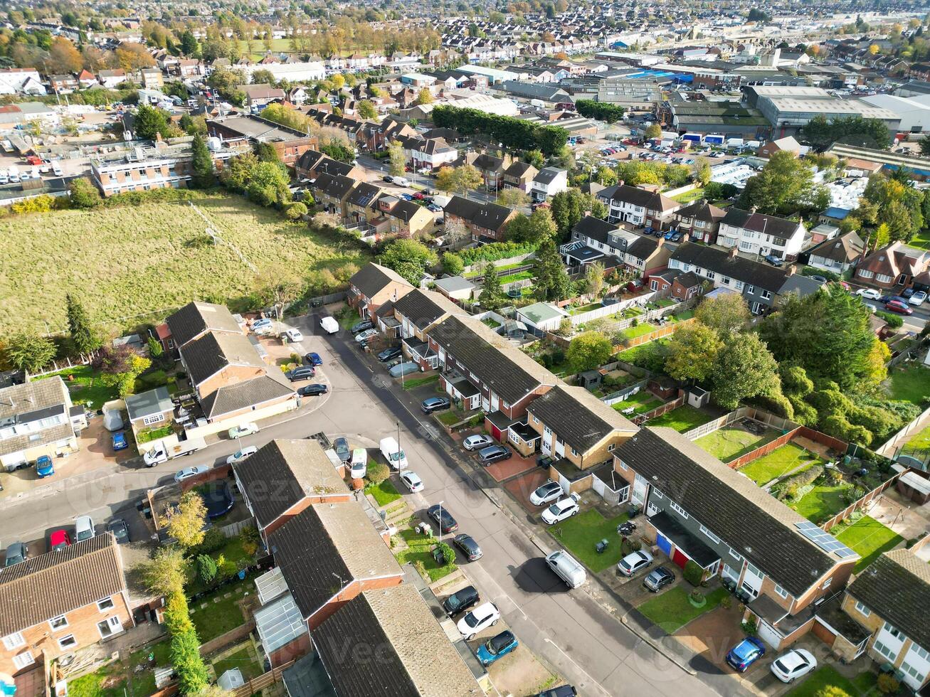 hoch Winkel Aussicht von Norden Luton Stadt von England Vereinigtes Königreich während kalt und hell Tag von Winter. November 7., 2023 foto