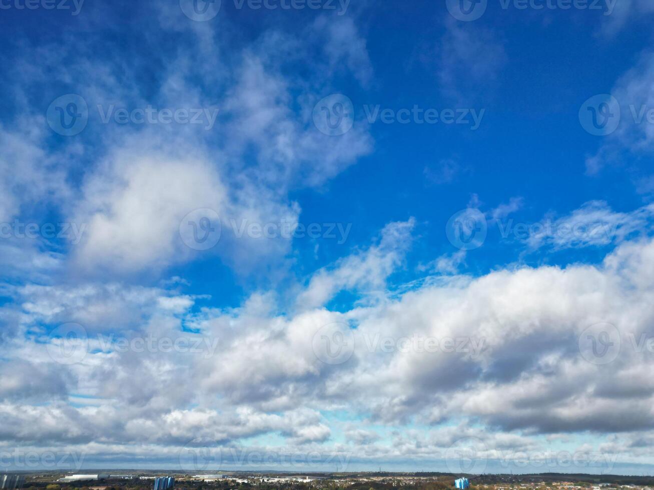 hoch Winkel Aussicht von Norden Luton Stadt von England Vereinigtes Königreich während kalt und hell Tag von Winter. November 7., 2023 foto