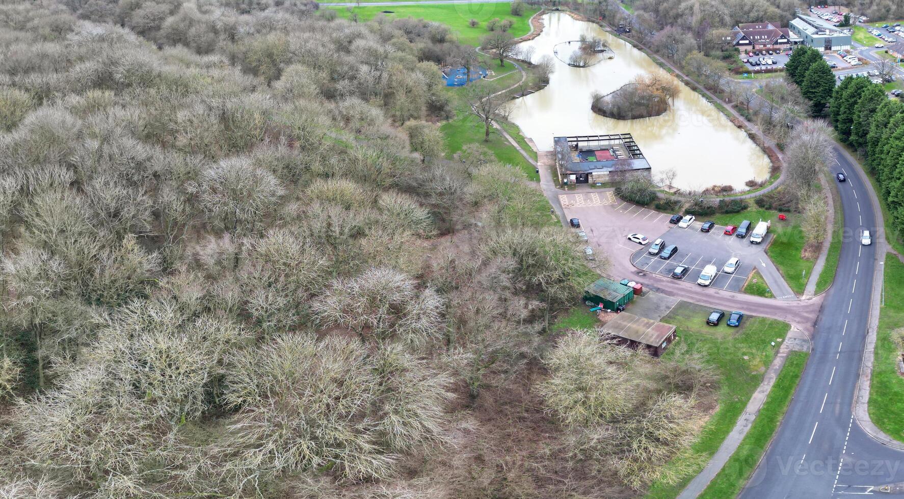 Antenne Panorama- Aussicht von Corby Stadt, Dorf von England vereinigt Königreich während wolkig und regnerisch Wetter von Winter. Januar 11., 2024 foto