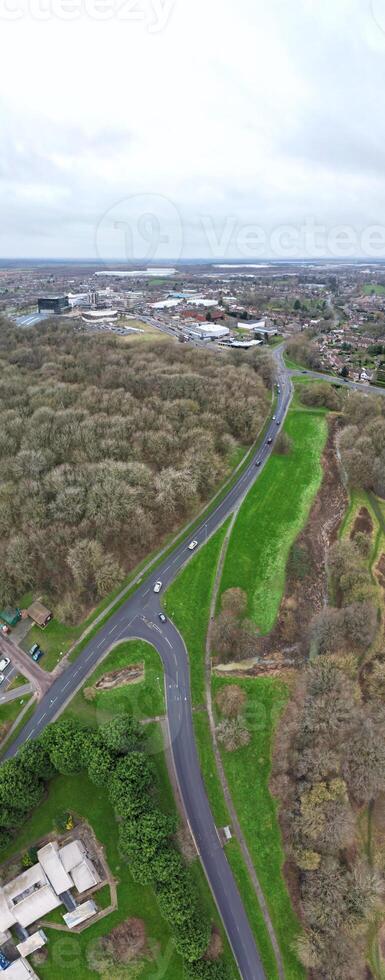 Antenne Panorama- Aussicht von Corby Stadt, Dorf von England vereinigt Königreich während wolkig und regnerisch Wetter von Winter. Januar 11., 2024 foto