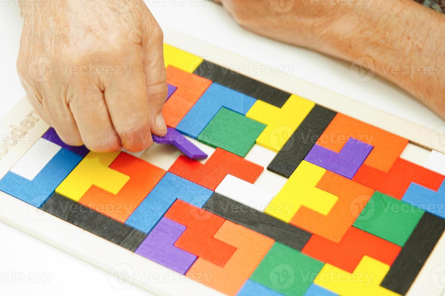 asiatisch Alten Frau spielen Rätsel Spiel zum Behandlung Demenz Verhütung und Alzheimer Krankheit. foto