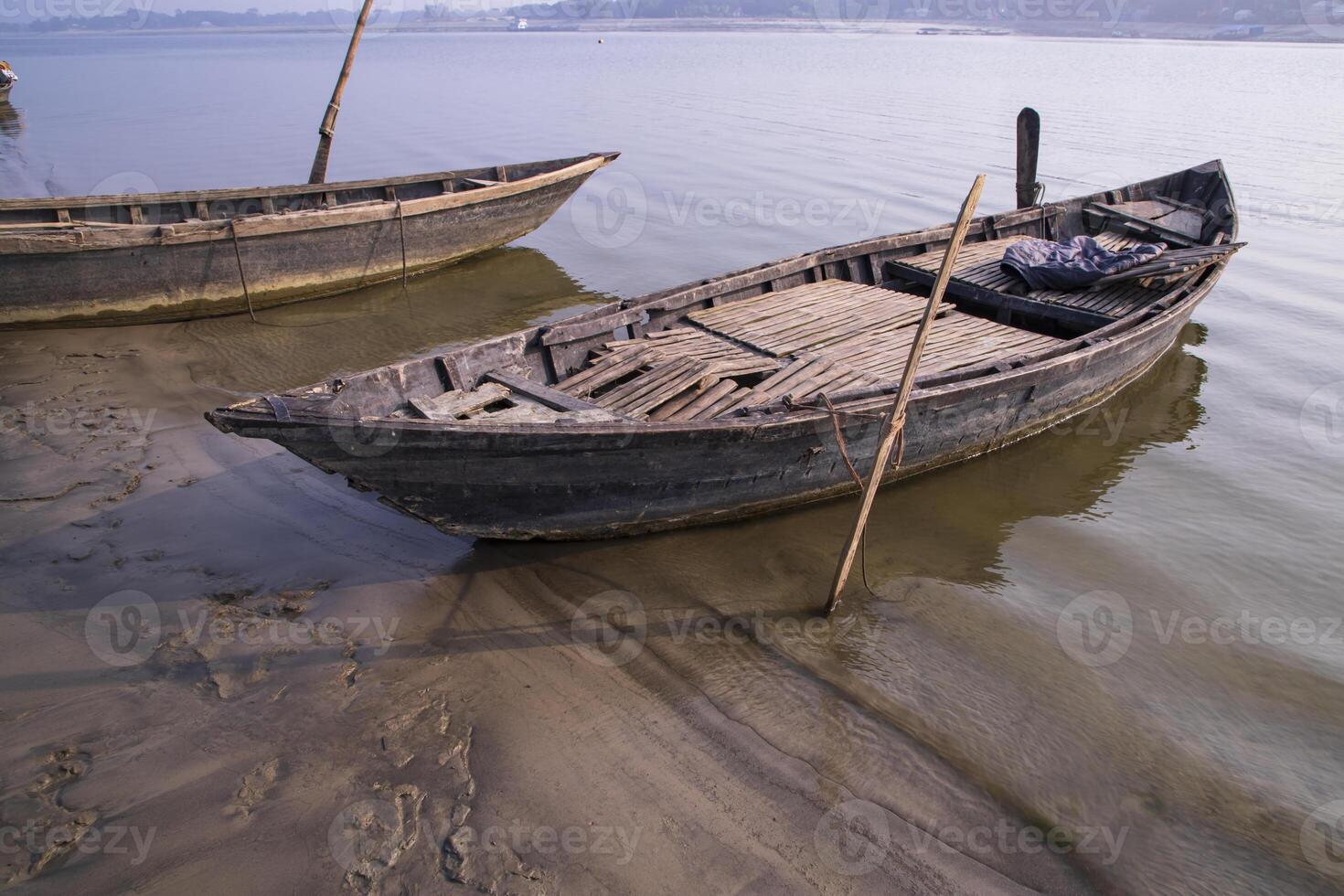 Landschaft Aussicht von etwas hölzern Angeln Boote auf das Ufer von das Padma Fluss im Bangladesch foto