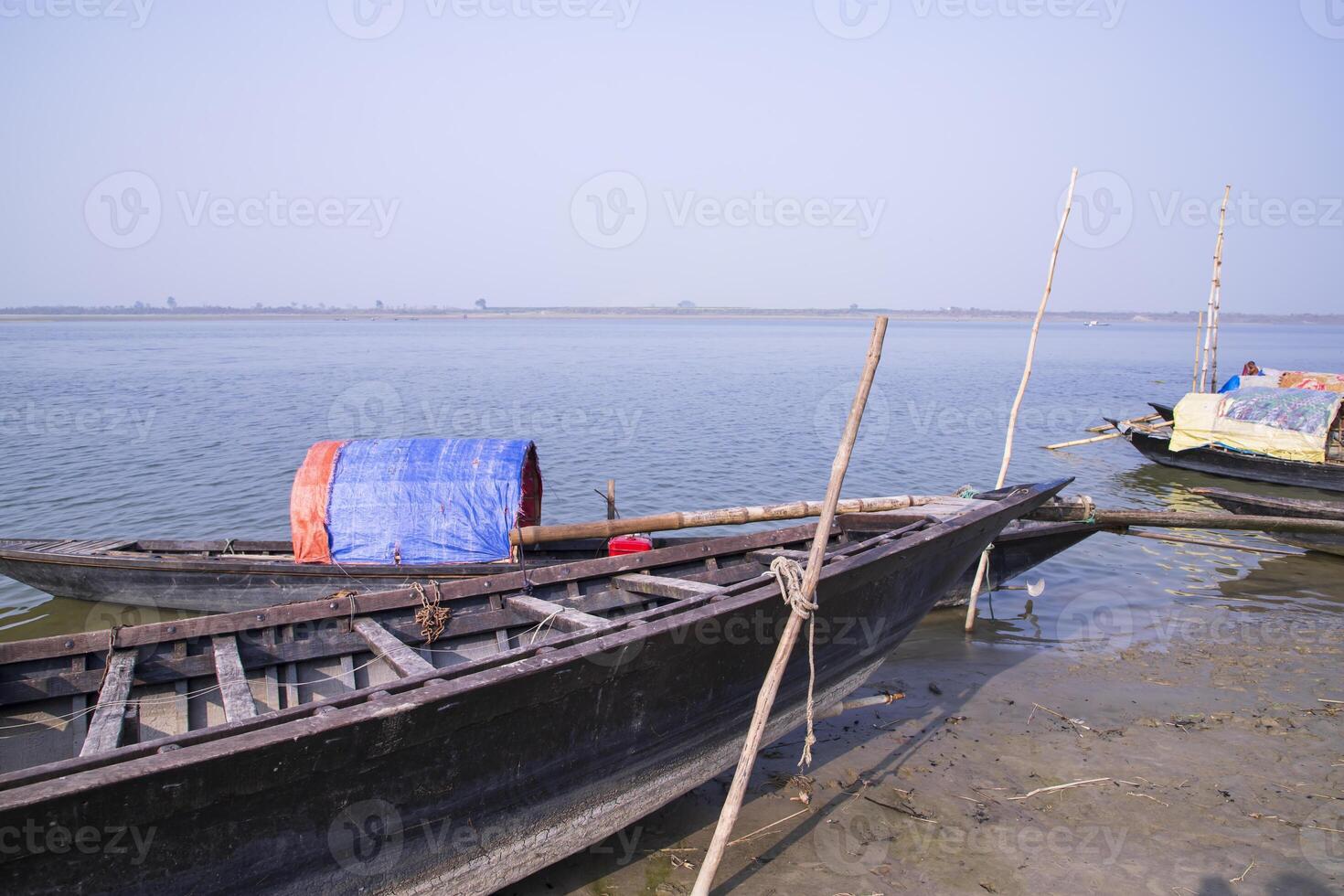 Landschaft Aussicht von etwas hölzern Angeln Boote auf das Ufer von das Padma Fluss im Bangladesch foto