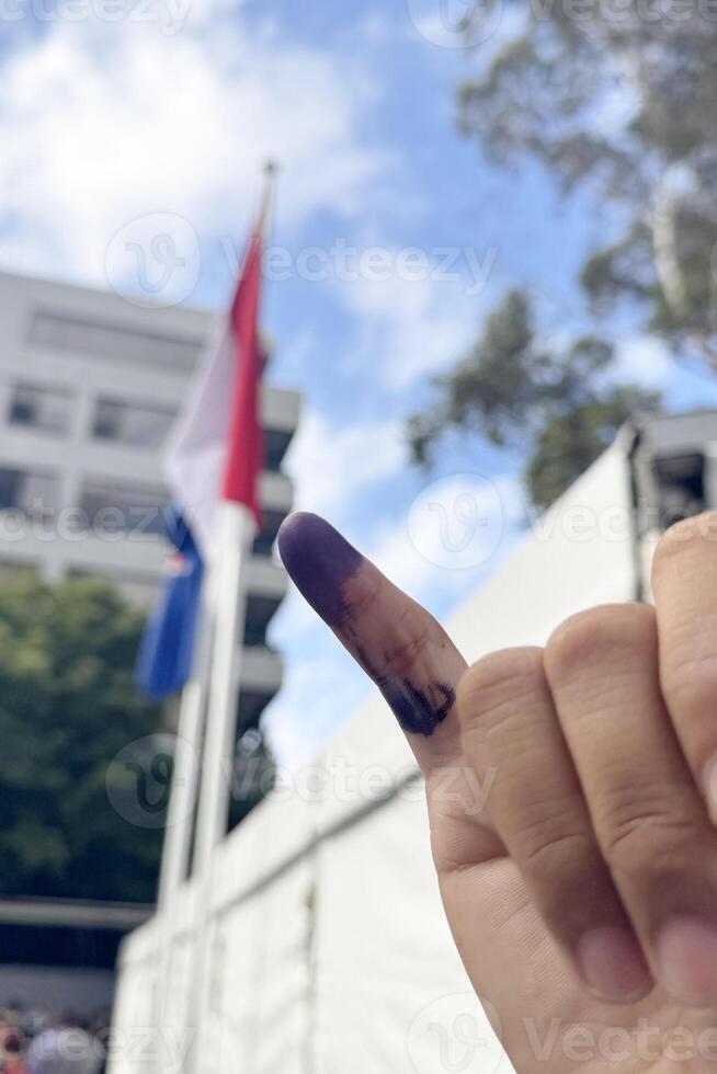 weiblich wenig Finger markiert mit Wahl Tinte. halb Indonesien foto