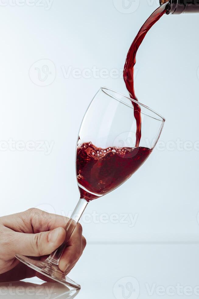 Glas von Wein isoliert auf Weiß Hintergrund foto