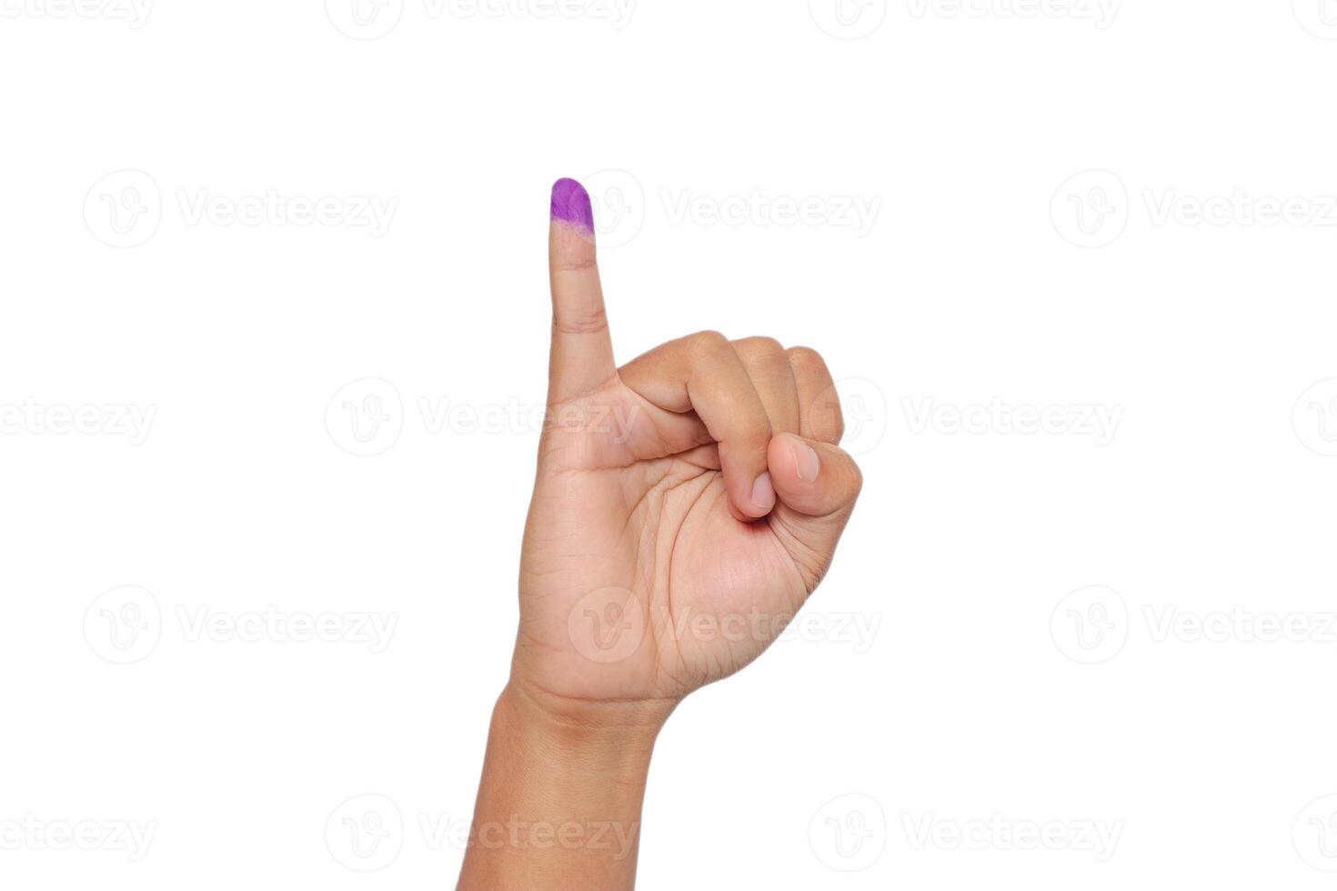 schließen oben von Hand Geste wenig Finger nach Wählen. Allgemeines Wahlen oder halb zum das Präsident und Regierung von Indonesien. das Finger eingetaucht im lila Tinte. isoliert Bild auf Weiß Hintergrund foto