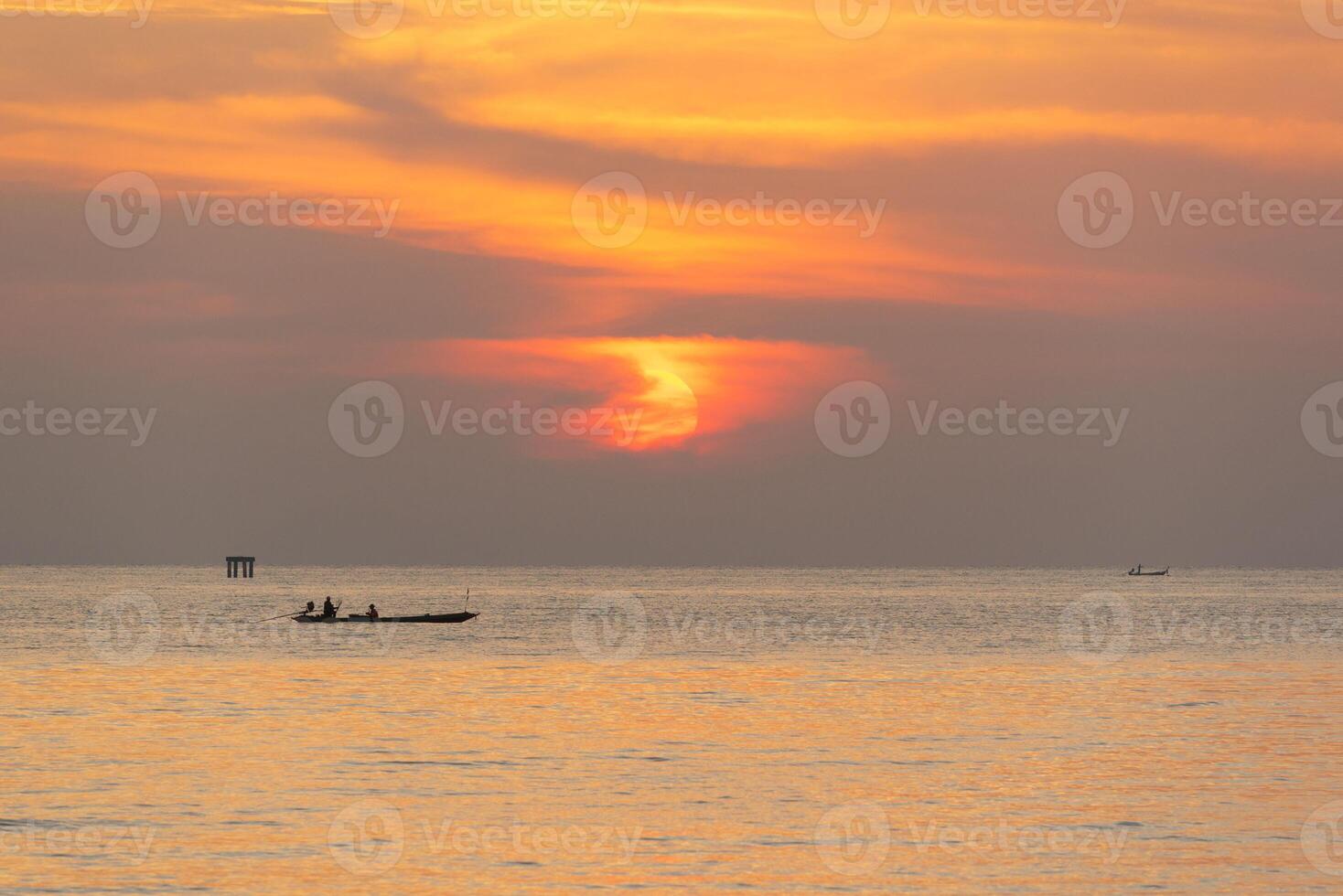 schön Sonnenaufgang im das Meer und Orange Himmel beim Phuket Stadt foto