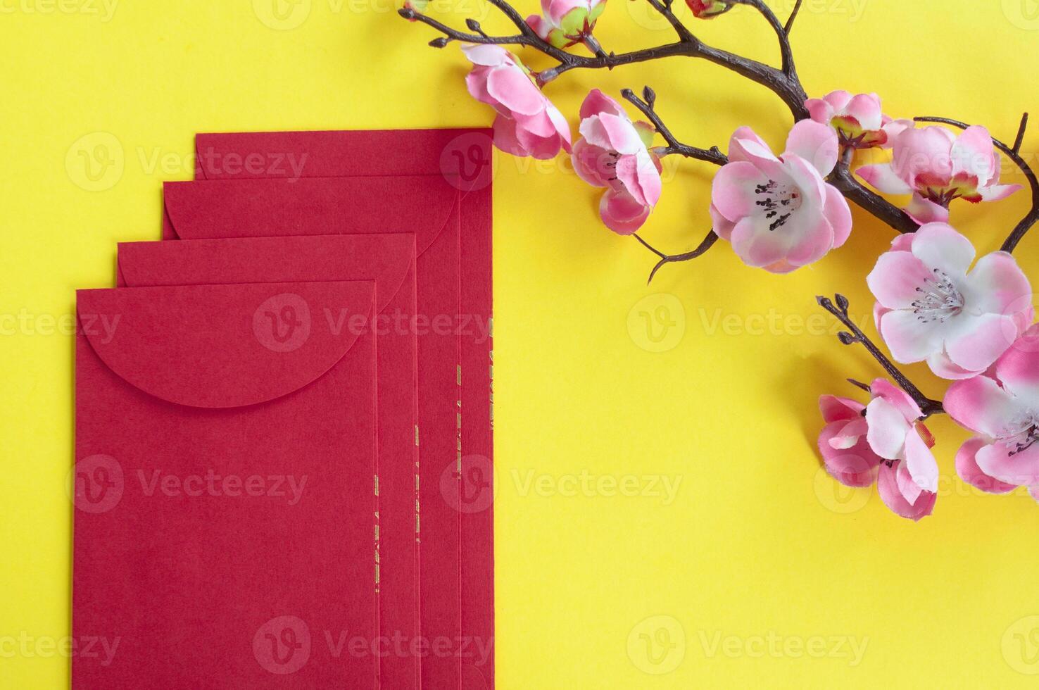 oben Aussicht von Chinesisch Neu Jahr rot Paket und Kirsche blühen Dekoration mit anpassbar Raum zum Text oder wünscht sich. Chinesisch Neu Jahr Feier Konzept foto