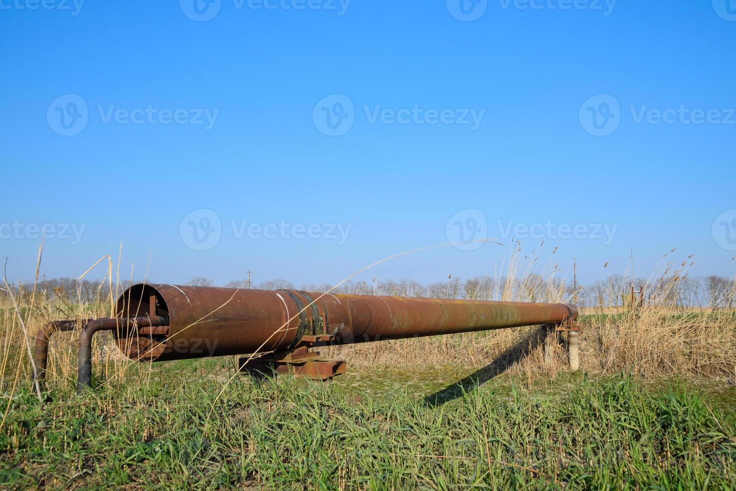 Gas Pipeline durch Bewässerung Kanal im ein schützend Stahl Rohr. foto