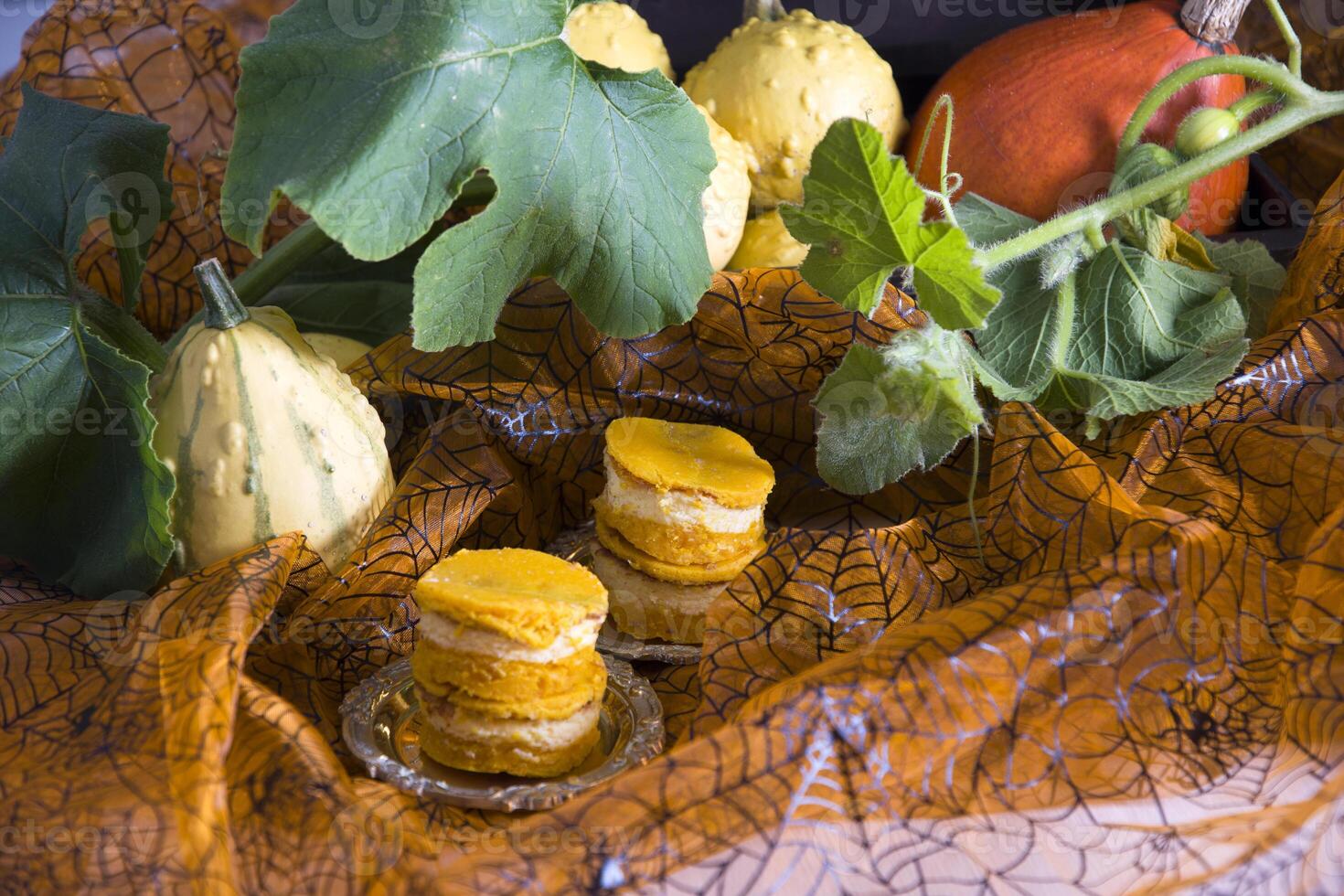 Mini Kürbis Käsekuchen auf ein Hintergrund von Kürbisse, Herbst, Orange Farbe Essen foto