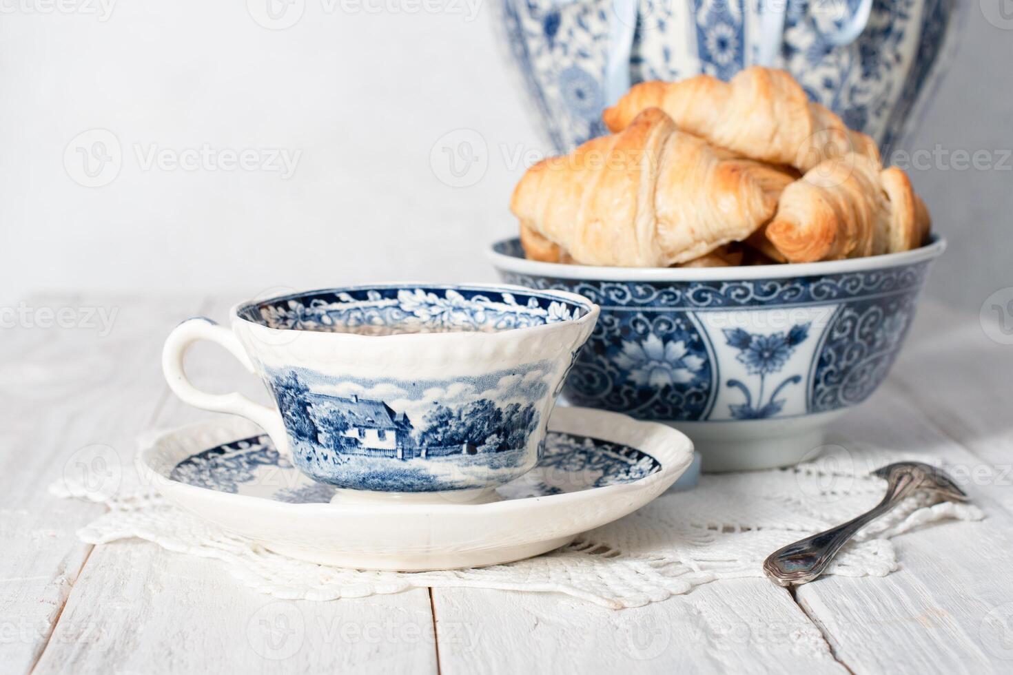 zart Frühling immer noch Leben mit Croissants und ein Strauß von Rosa Pfingstrosen foto