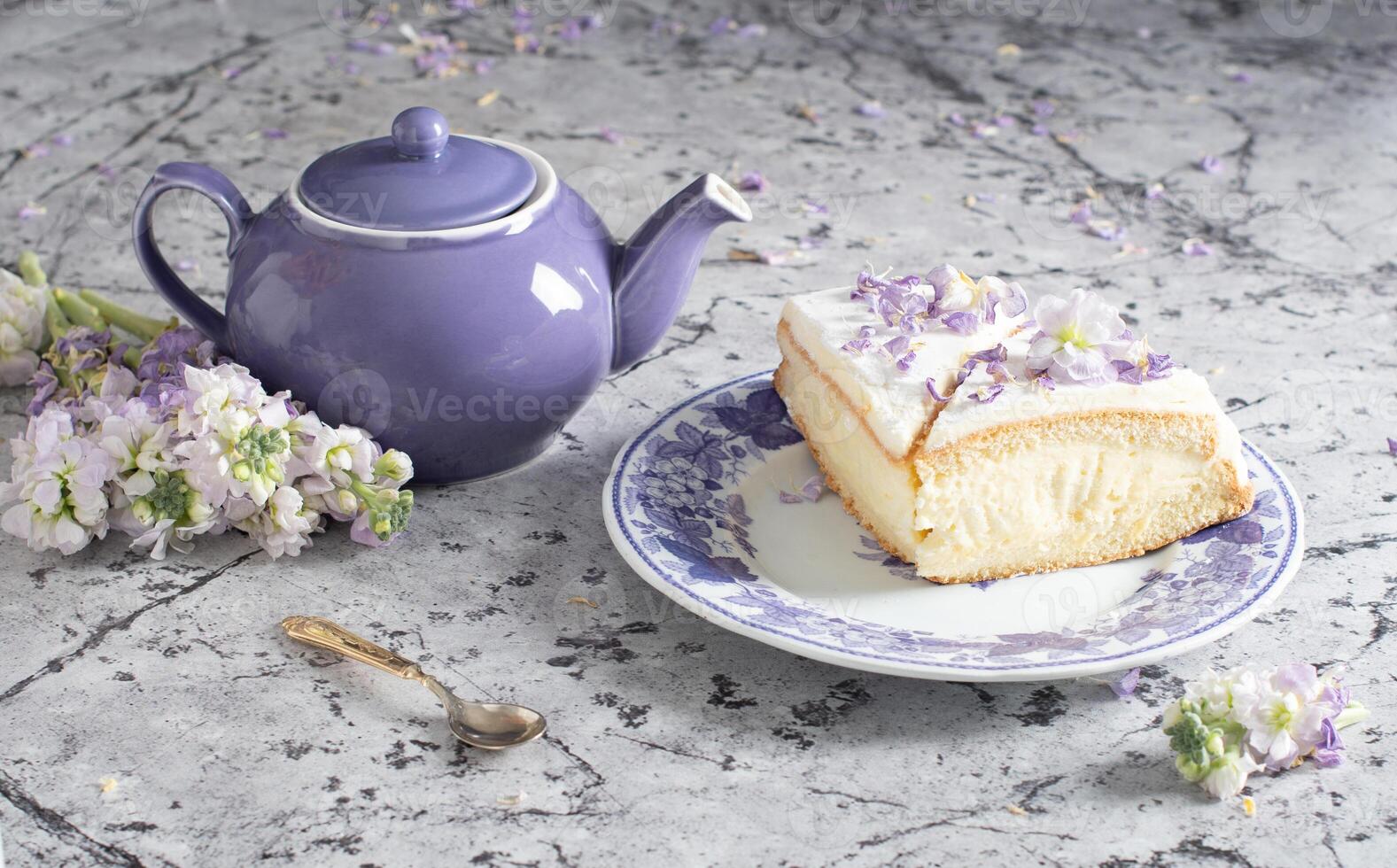 immer noch Leben mit schwarz Tee und Käse Kuchen, Frühling Blumenstrauß, zart lila Blumen foto