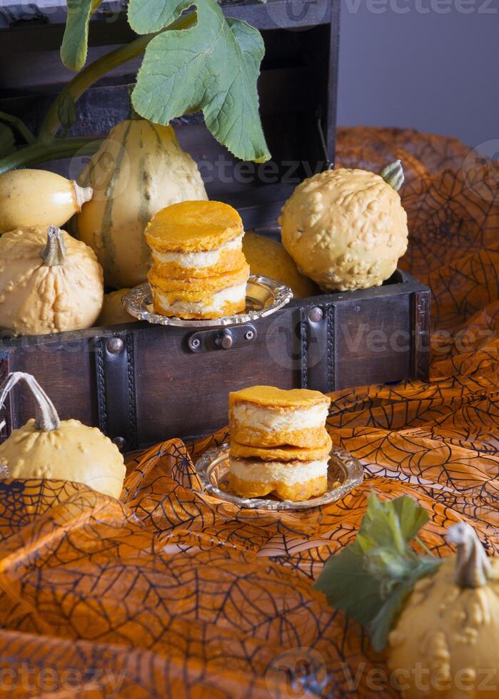 Mini Kürbis Käsekuchen auf ein Hintergrund von Kürbisse, Herbst, Orange Farbe Essen foto