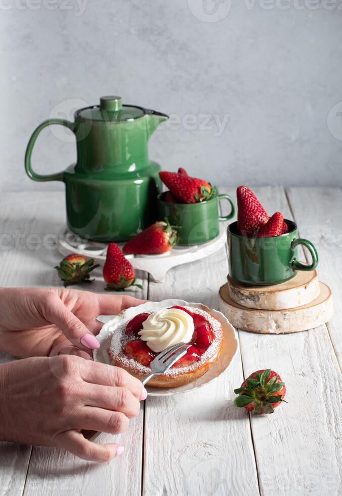 Obst immer noch Leben mit Erdbeeren und Grün Tee Satz, Erdbeere Kuchen mit Sahne foto