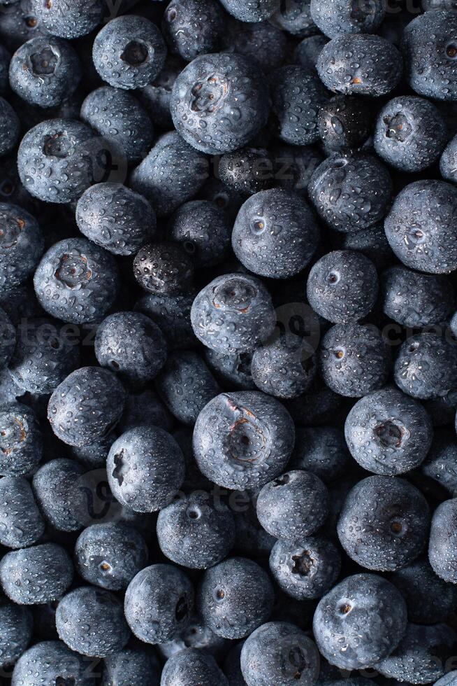 groß Box mit verstreut frisch Blaubeeren, frisch roh Essen, natürlich gesund Essen foto