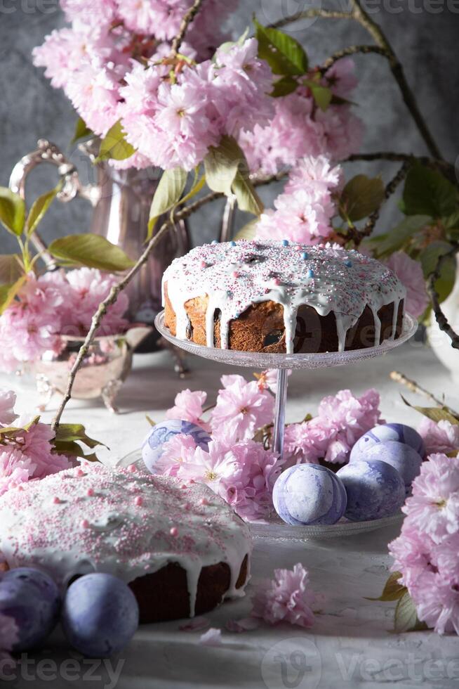 schön Ostern Kuchen auf das Tisch, und farbig Eier, hausgemacht Kuchen, immer noch Leben foto