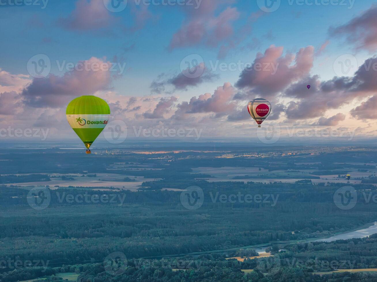 Antenne Sommer- sonnig Sonnenuntergang Aussicht von heiß Luft Ballon foto