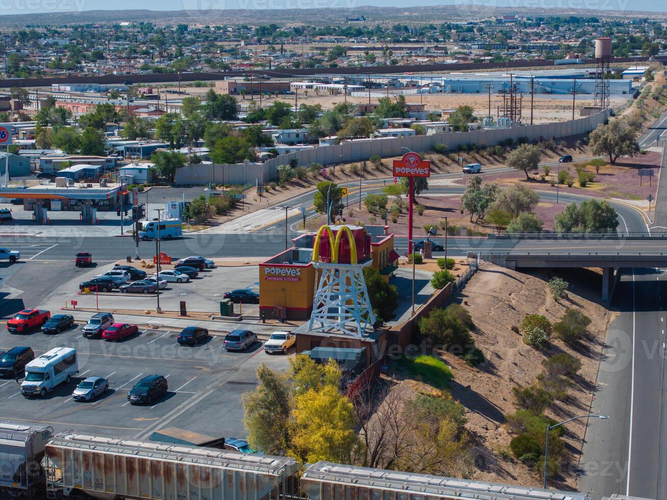 Antenne Aussicht von Barstow, USA MC Donalds, Gas Bahnhof, und Wohn Bereich auf Route 66 foto