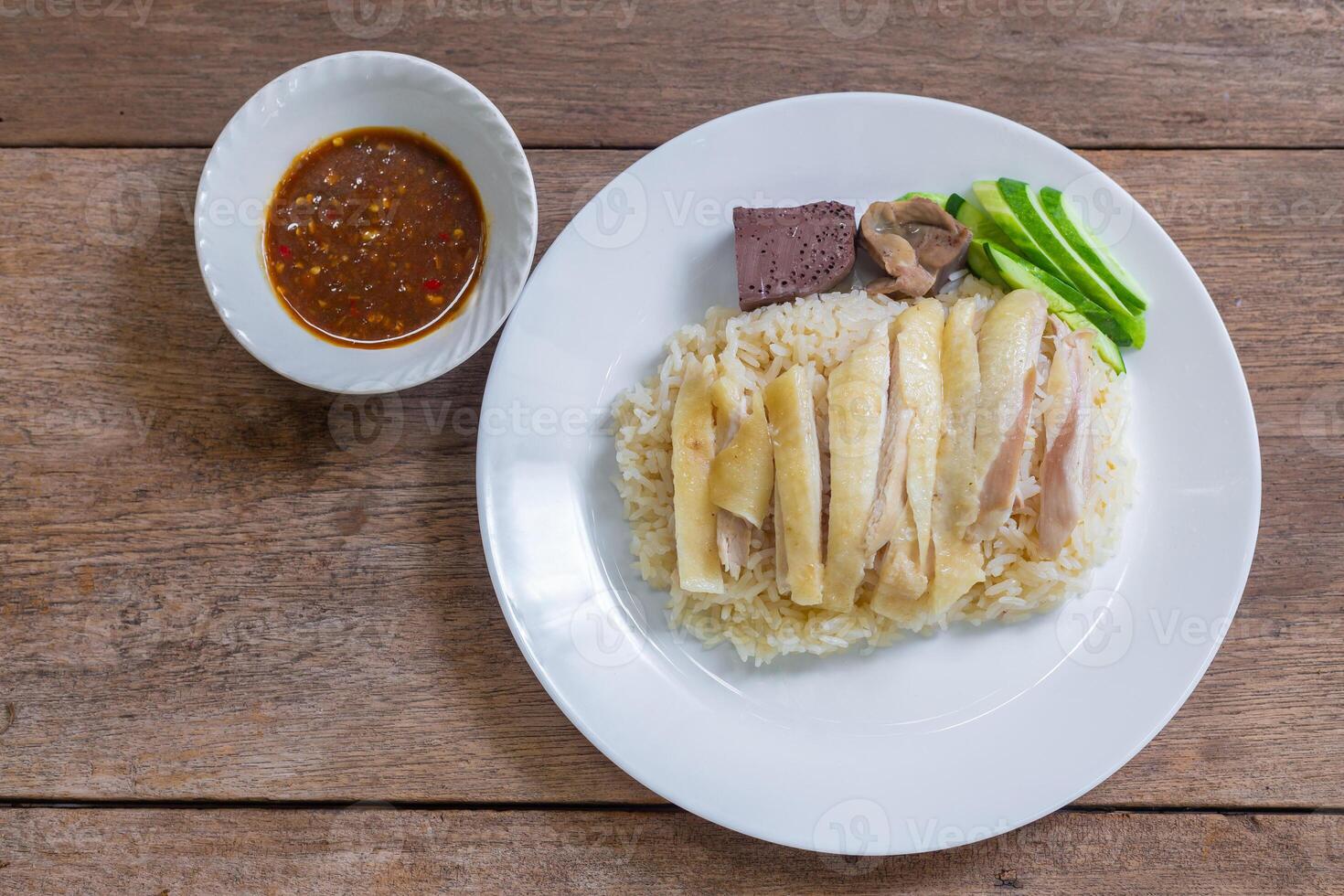 hainanese Hähnchen Reis besteht von Blut, Hähnchen Eingeweide und ein würzig Eintauchen Soße. es ist ein lecker, sanft Lebensmittel. es ist ein Essen Das ist leicht gefunden im Thailand und ist ein Straße Lebensmittel. foto