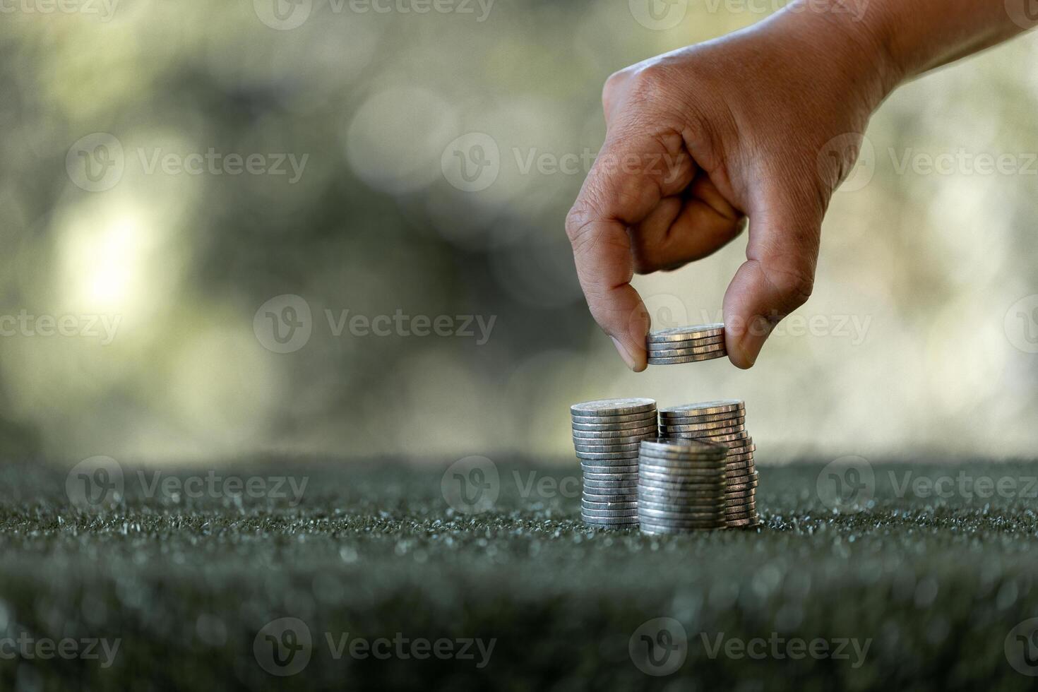 Speichern Geld Konzept voreingestellt durch weiblich Hand Putten Geld Münze Stapel wachsend Geschäft. asiatisch Frau Herstellung Stapel von Münze, Planung Budget, Investition Strategie, Speichern Geld, Überprüfung Finanzen foto