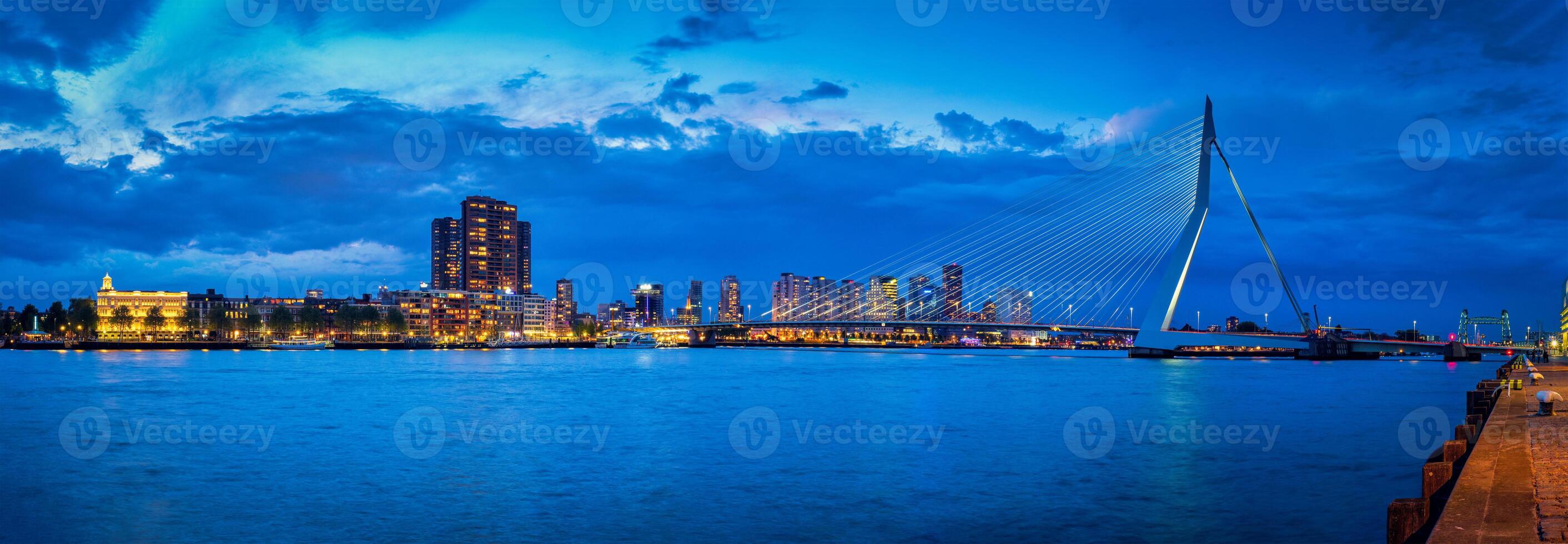 Aussicht von Erasmus Brücke Erasmusbrug und Rotterdam Horizont. Rotterdam, Niederlande foto