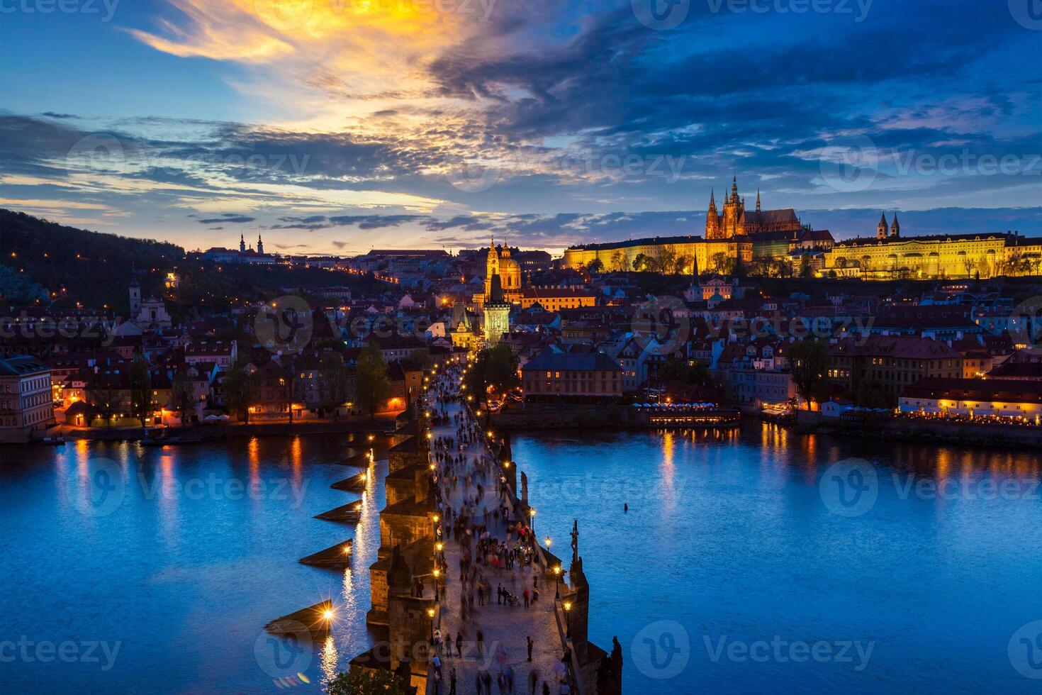 Nacht Aussicht von Prag, Charles Brücke, Moldau Fluss foto