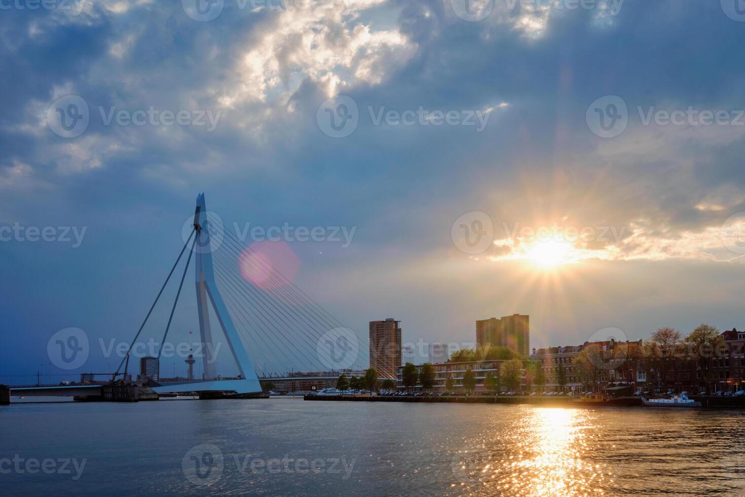 Rotterdam Horizont Stadtbild mit Erasmusbrug Brücke Über nieuwe maas im gegen-jur auf Sonnenuntergang, Niederlande. foto