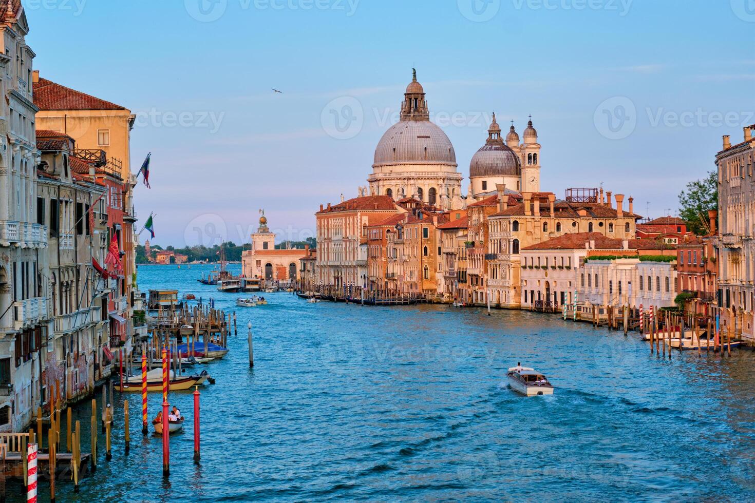 Panorama von Venedig großartig Kanal und Santa Maria della Gruß Kirche auf Sonnenuntergang foto