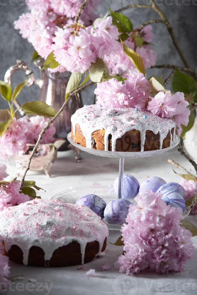 schön Ostern Kuchen auf das Tisch, und farbig Eier, hausgemacht Kuchen, immer noch Leben foto