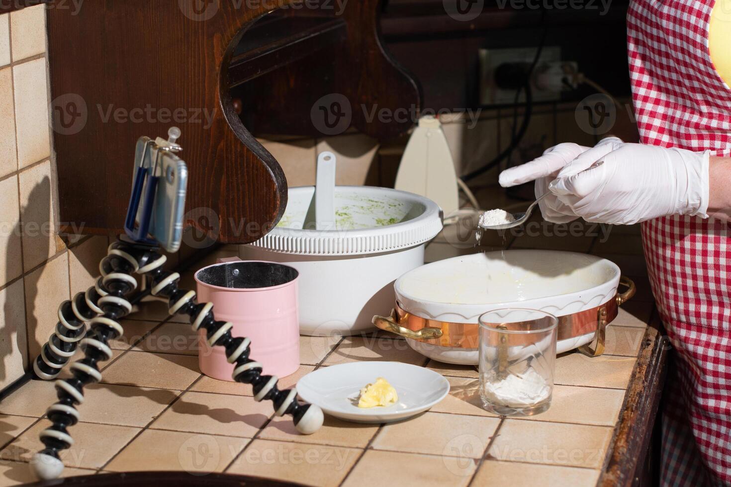 Frau Kochen Spinat Muffin Schritt durch Schritt, Herstellung Französisch Hemd im Backen Gericht foto