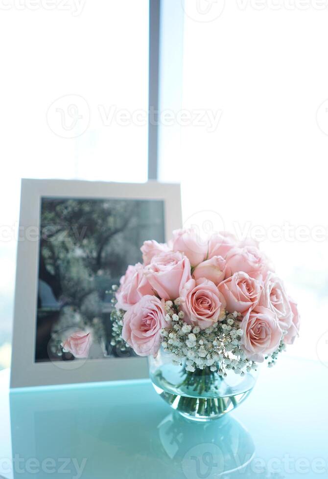 ein Strauß von Blumen im ein schön Vase gut zum Multimedia Hintergrund foto