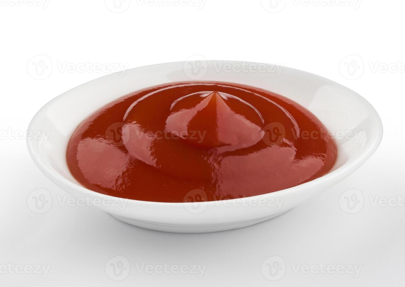 klein Portion von Ketchup, Tomate Soße isoliert auf Weiß Hintergrund foto