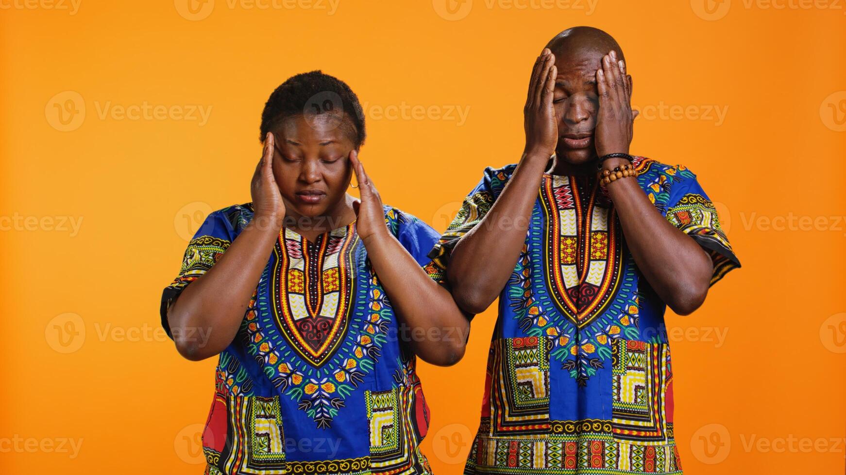 krank ethnisch Menschen haben Spaß Symptome auf Kamera, Leiden von Migräne und Spannung. afrikanisch amerikanisch verheiratet Paar Reiben Tempel zu Leichtigkeit Druck und erhalten loswerden von Kopfschmerzen auf Kamera. foto