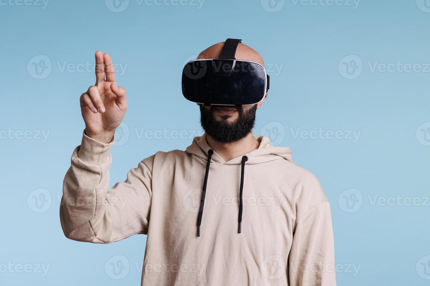 jung Mann im vr Helm Herstellung Zapfhahn Geste mit zwei Finger während erkunden Metaverse. Person im Headset genießen Simulation Aktivität und spielen virtuell Wirklichkeit Spiele im Cyberspace foto