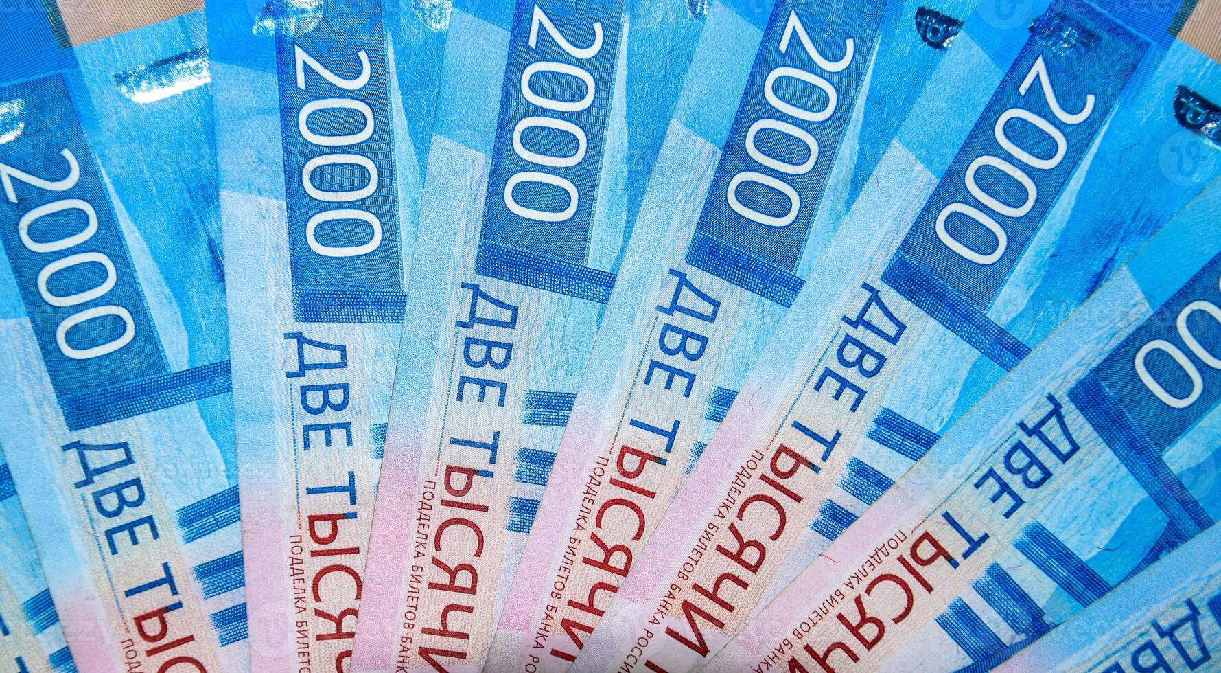 Russisch Geld Banknoten im nominal Wert von zwei tausend. Neu Tickets von das Bank von Russland. Russisch Geld. foto