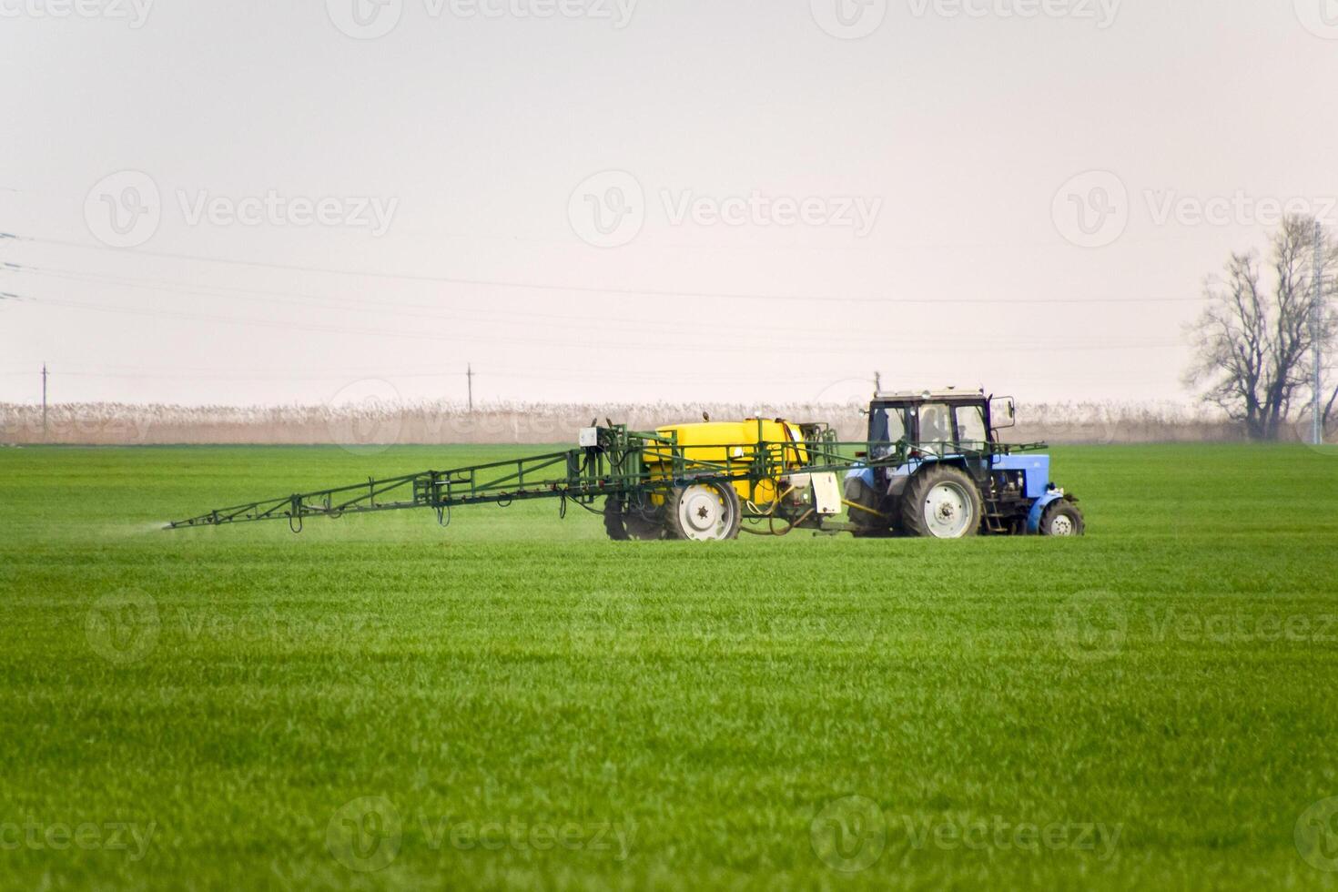 Traktor Herstellung Dünger durch sprühen foto