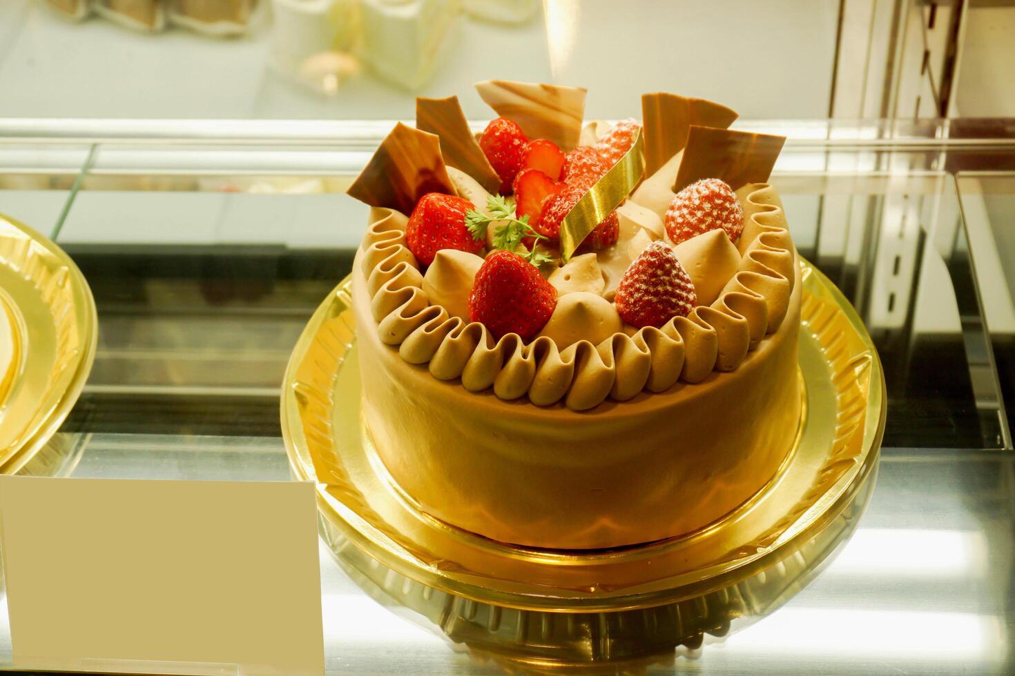 Erdbeere gefroren und Schokolade Blatt auf Mokka Kaffee Eis Sahne Kuchen stellen im Gefrierschrank und verkaufen im das Bäckerei Geschäft. foto