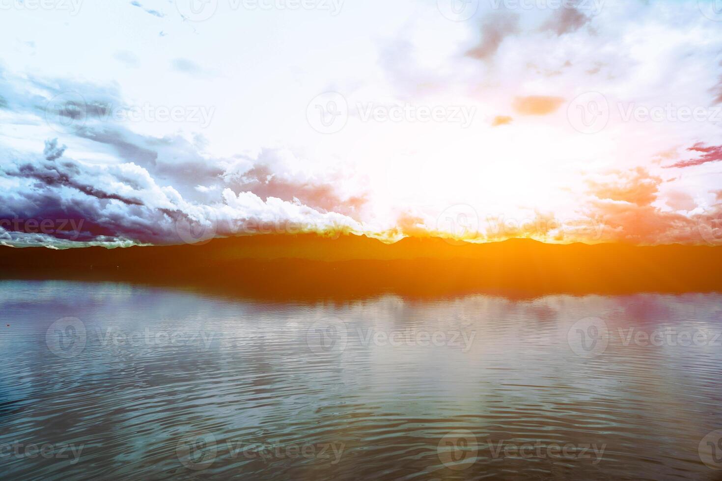 Silhouette und Landschaft Aussicht von Phayao groß See im Sonnenuntergang Tag auf Sonne Fackel mit Wolken Himmel Hintergrund. foto