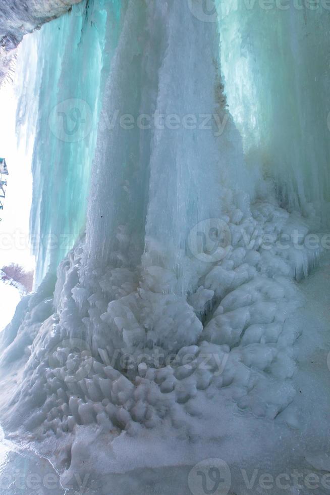 ein großer gefrorener Wasserfall. 3 kaskadierende Wasserfälle in Dagestan foto