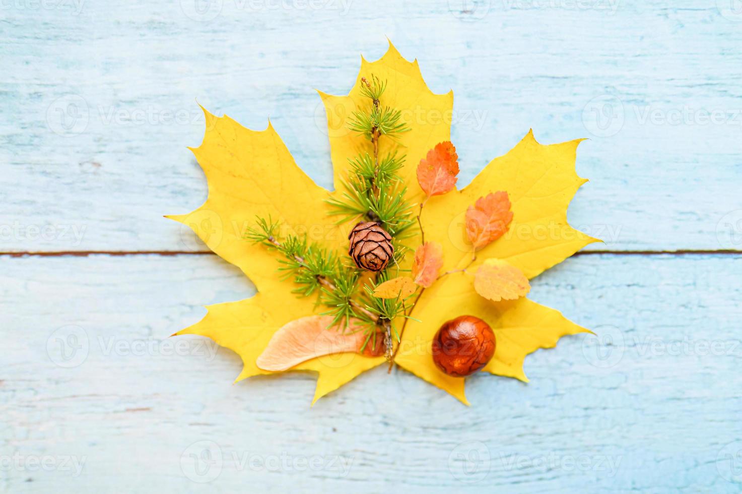 goldener herbst herbstblätter flach legen foto