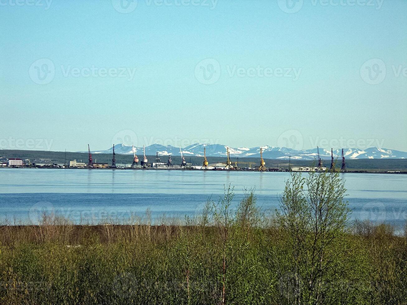 Fluss Hafen auf das Fluss von das Stadt von Salechard. Hafen Kräne ein foto