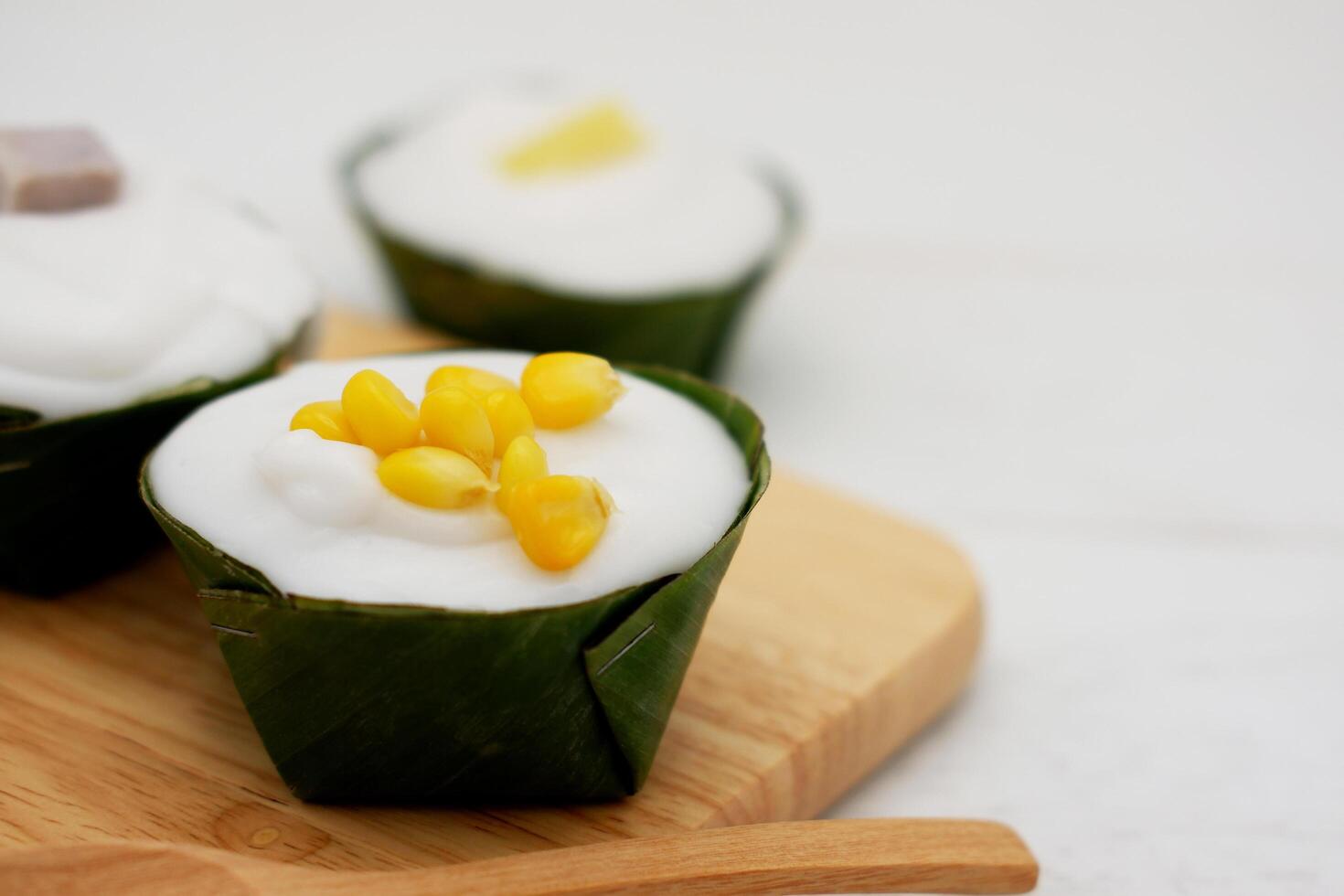 Tako, thailändisch Pudding mit Kokosnuss Sahne Belag. traditionell thailändisch Nachtisch. foto