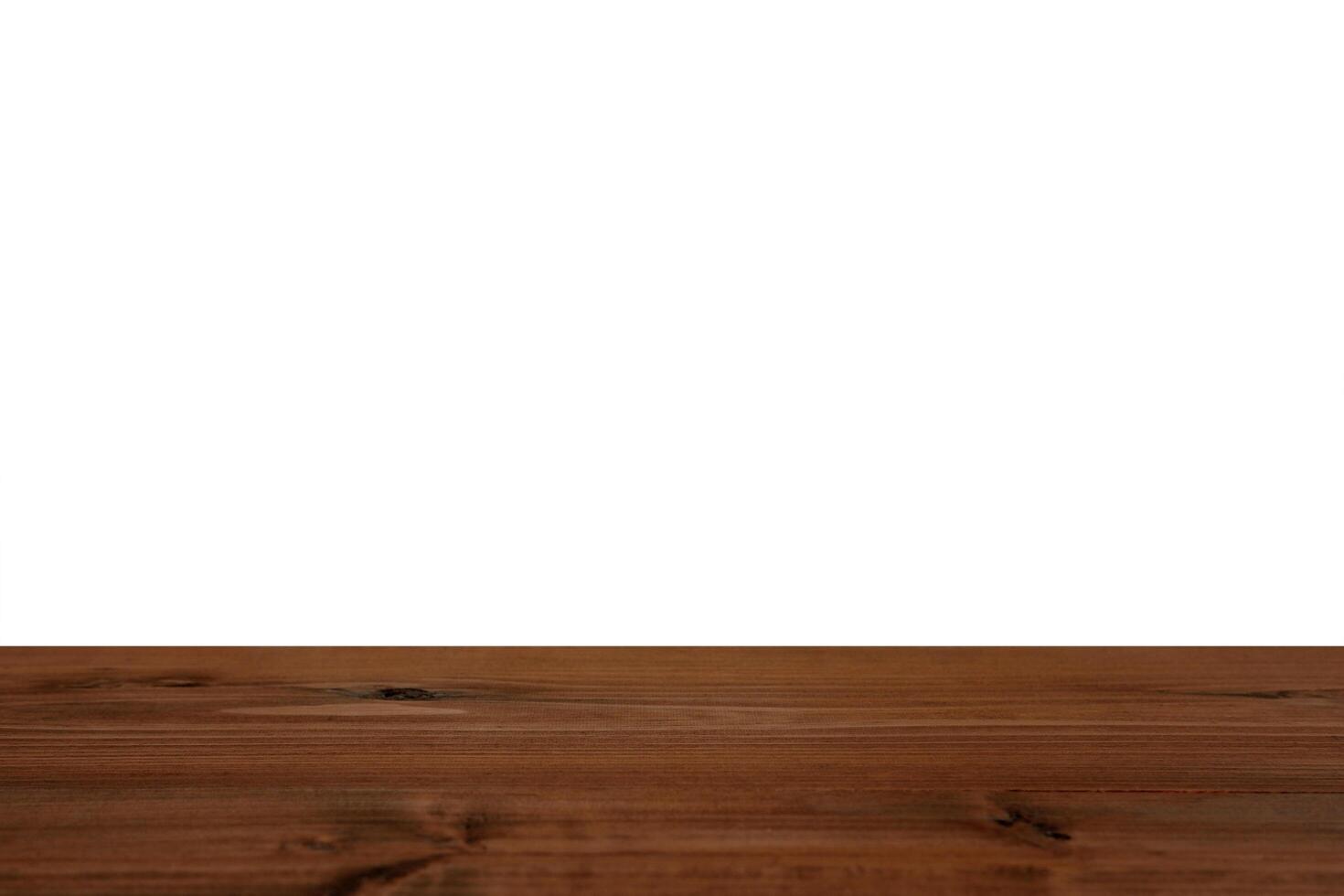 leeren leer rustikal dunkel braun hölzern Tabelle Spitze, isoliert auf Weiß. Produkt Anzeige Hintergrund. foto