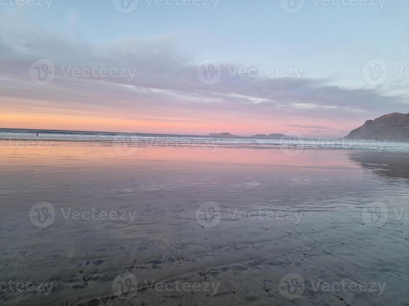 Sonnenuntergang auf Famara Strand auf Lanzarote Insel foto