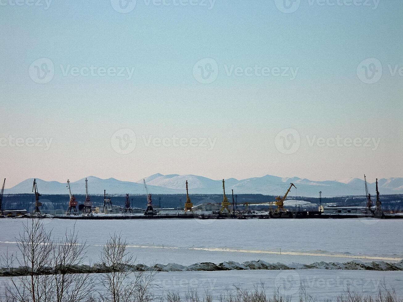 Fluss Hafen auf das Fluss von das Stadt von Salechard. Hafen Kräne ein foto