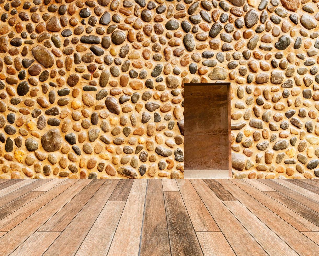 Steinmauer mit Tür und Holzboden davor foto