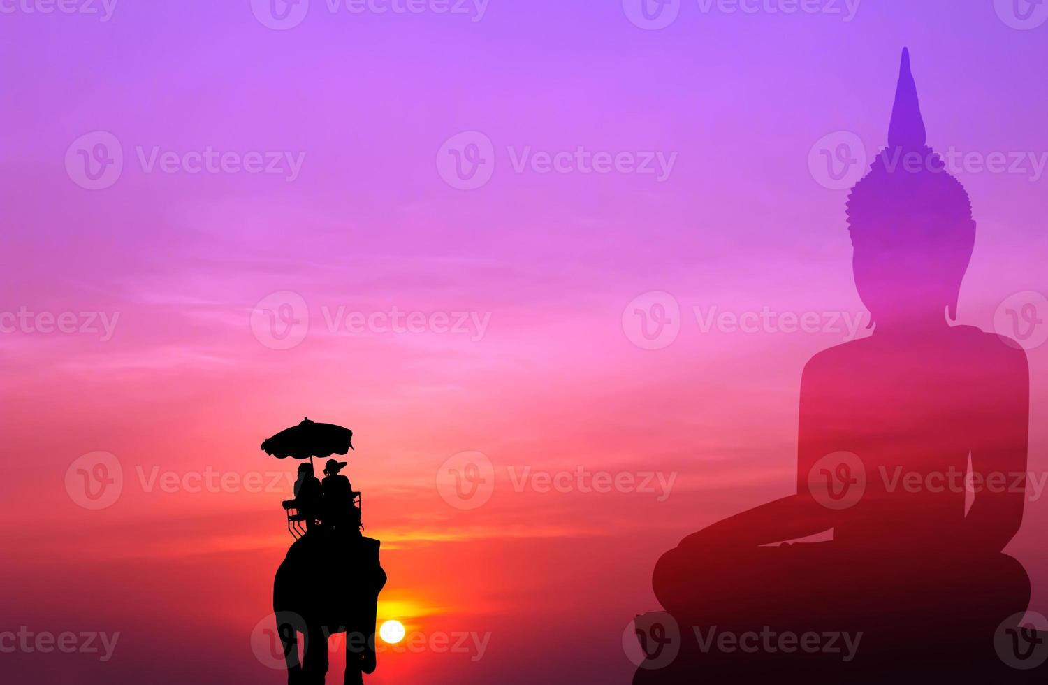 Silhouette Elefant und Tourist mit großem Buddha bei Sonnenuntergang foto