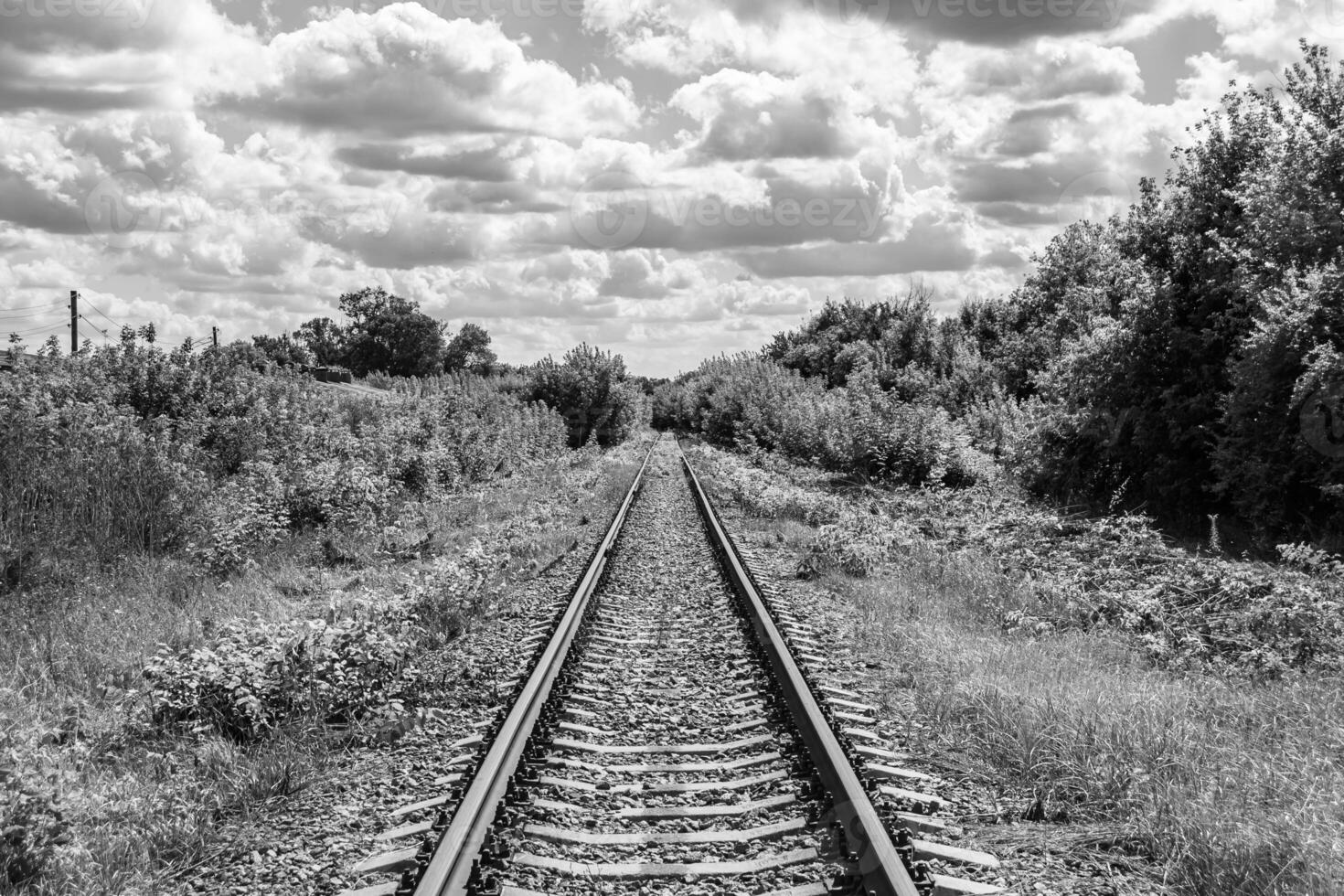 Fotografie zum Thema Eisenbahnstrecke nach dem Passieren des Zuges auf der Eisenbahn foto